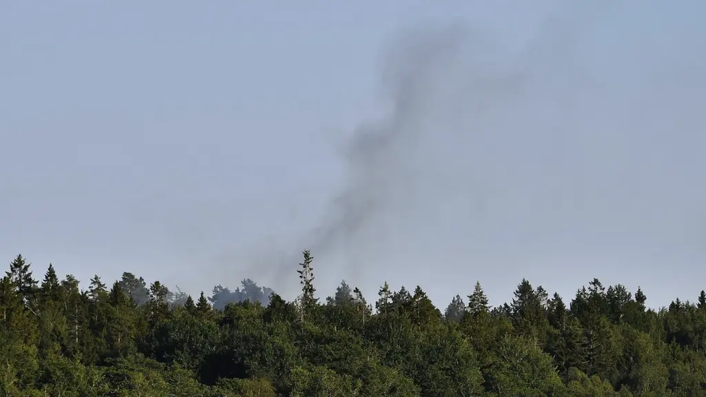 Rök stiger från en skogsbrand på Järvafältet norr om Stockholm. Ett VMA har utfärdats för Järfälla och Sollentuna, och räddningstjänsten varnar för explosionsrisk.