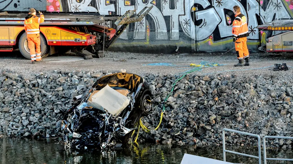 Dykare och bärgare drog upp bilen på lördagmorgon.