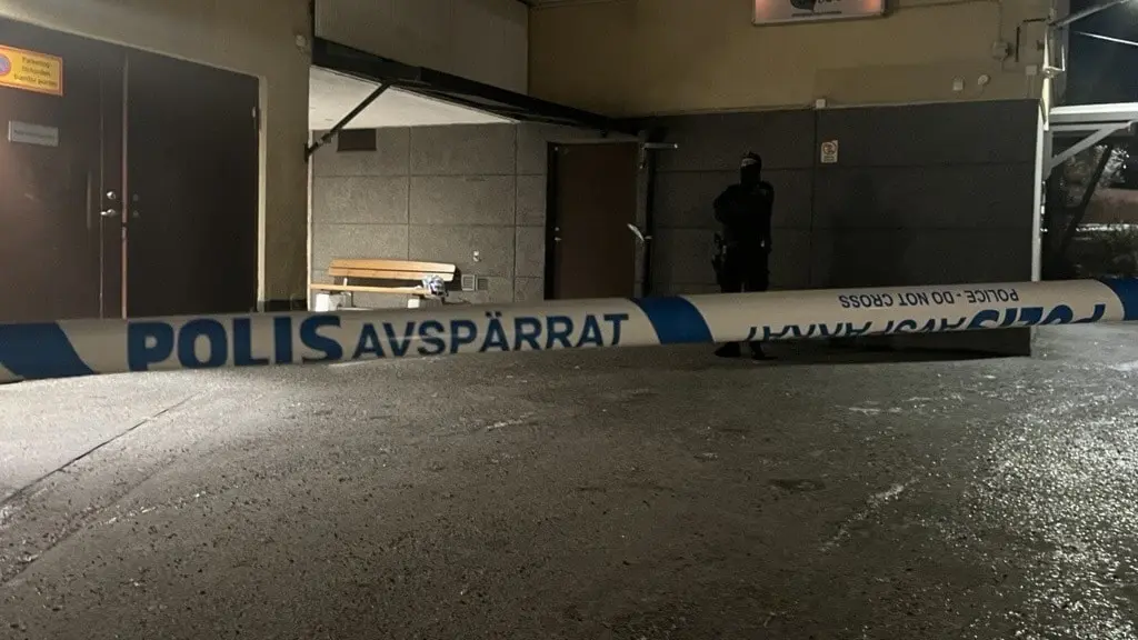 Polis står vid en avspärrning i ett bostadsområde i Farsta