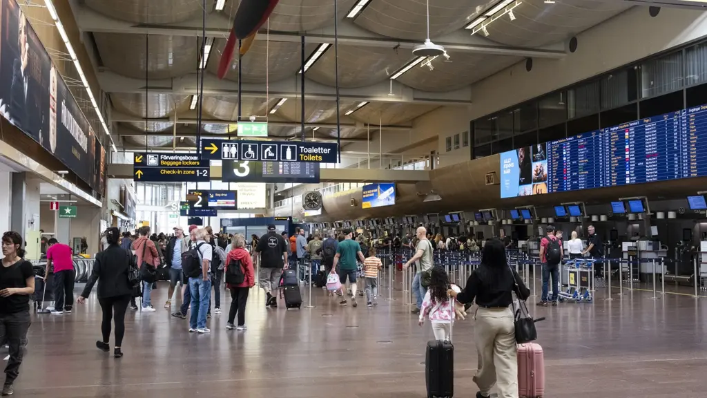 flera personer befinner sig inne på en flygplatsterminal
