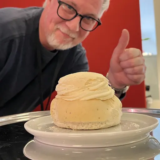 Produktionstekniker Mikael Berg visar upp den 20 år gamla semlan.