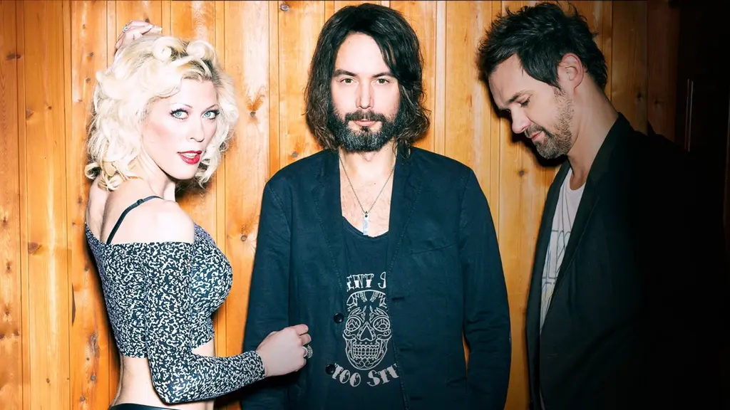 Ava Eckermann, Kristoffer Jonsson och Joakim Lungren i Avakhan.