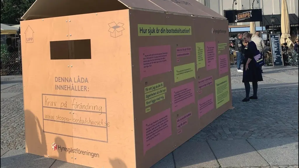 Hyresgästföreningen har ställt en låda på torget.