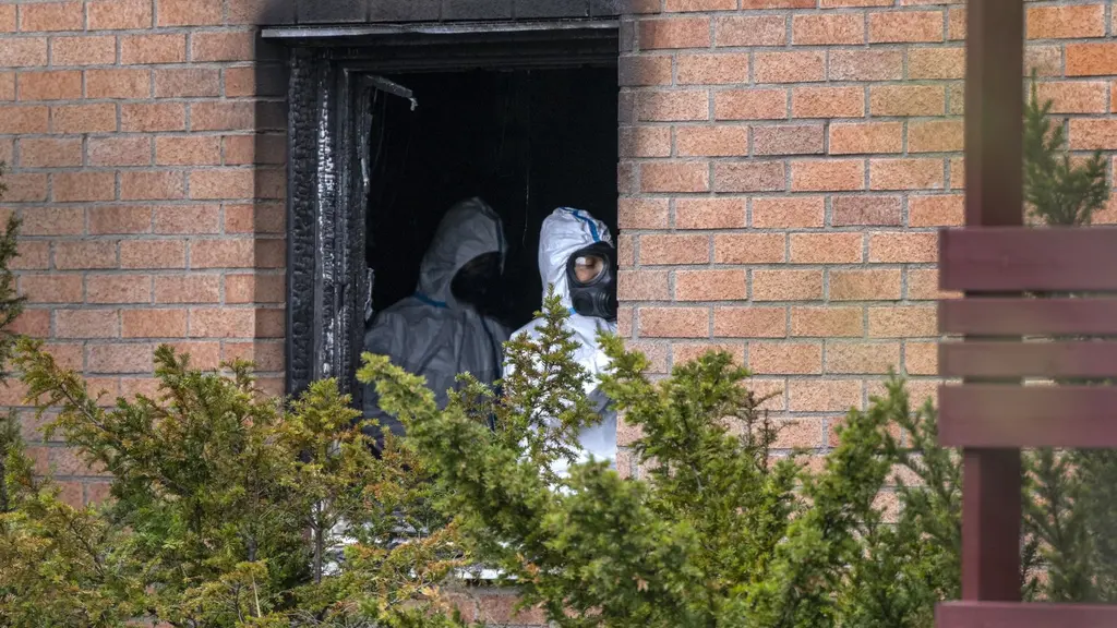 Polisens tekniker på plats morgonen efter att en mamma och barn blivit svårt skadade vid en explosion i ett radhuhs i Tumba.