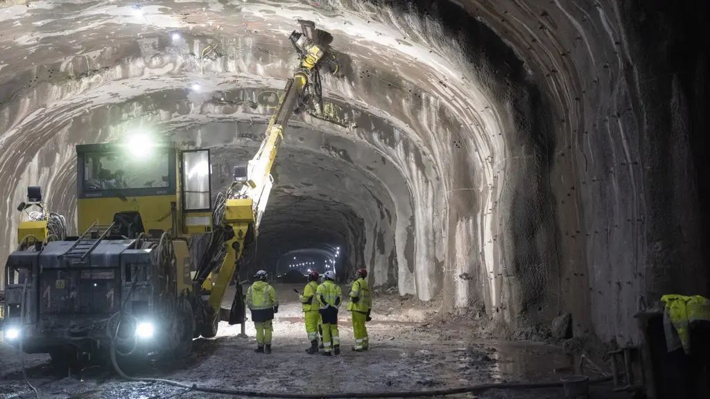 Tunnel med arbetare.