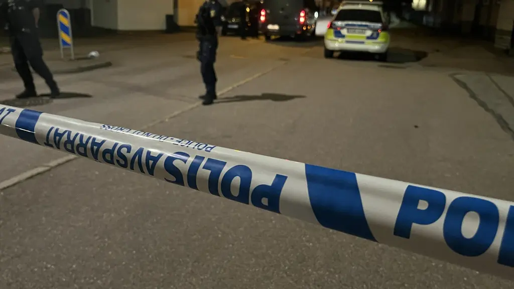 En man sköts till döds i ett  bostadsområde i Tolered i Göteborg på tisdagskvällen.
