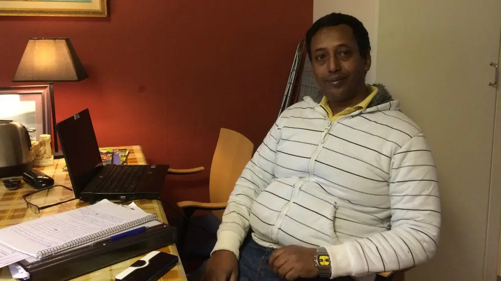 Mikele Yohannes kan leva ett vanligt liv med hjälp av medicin. Foto: Simon Rissvik/SR