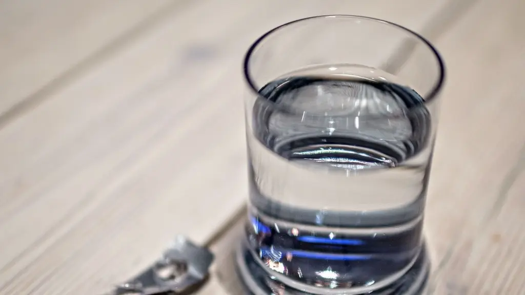 Två tabletter intill ett glas vatten. Foto : Thomas Winje Øijord/TT Bild
