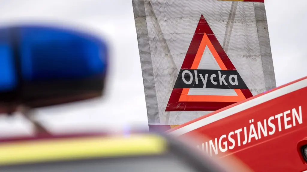 Räddningstjänstens fordon och en stor skylt där det står "olycka".