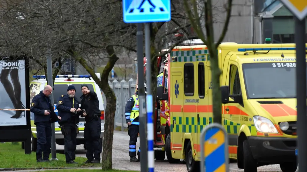 Några poliser som står och pekar på något