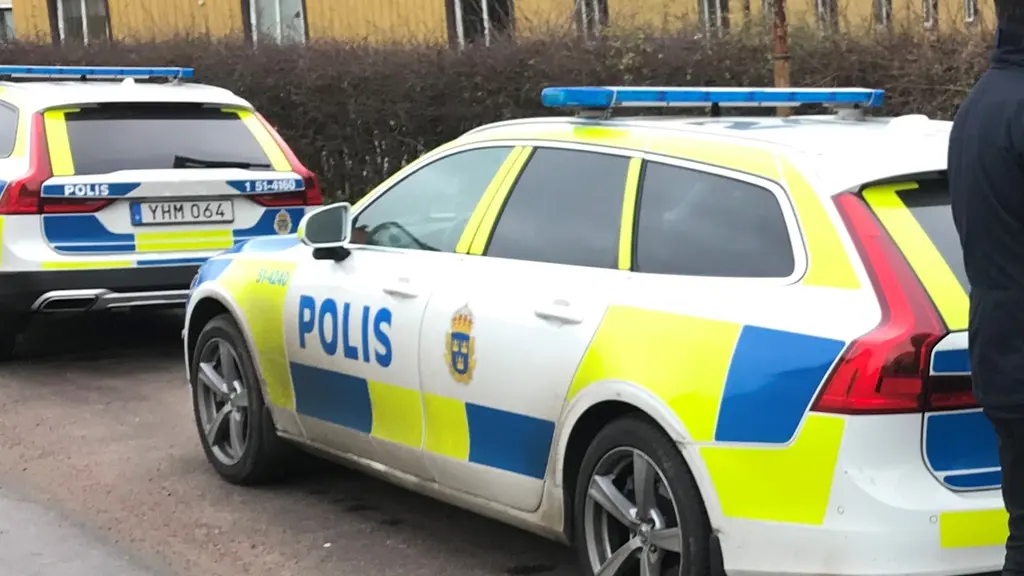 Polisbilar parkerade på en gata
