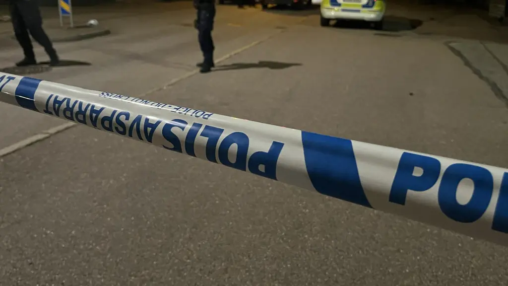 En man sköts till döds i ett  bostadsområde i Tolered i Göteborg på tisdagskvällen.
