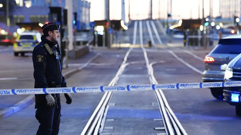 En polis står innanför ett avspärrningsband vid Centralen i Göteborg