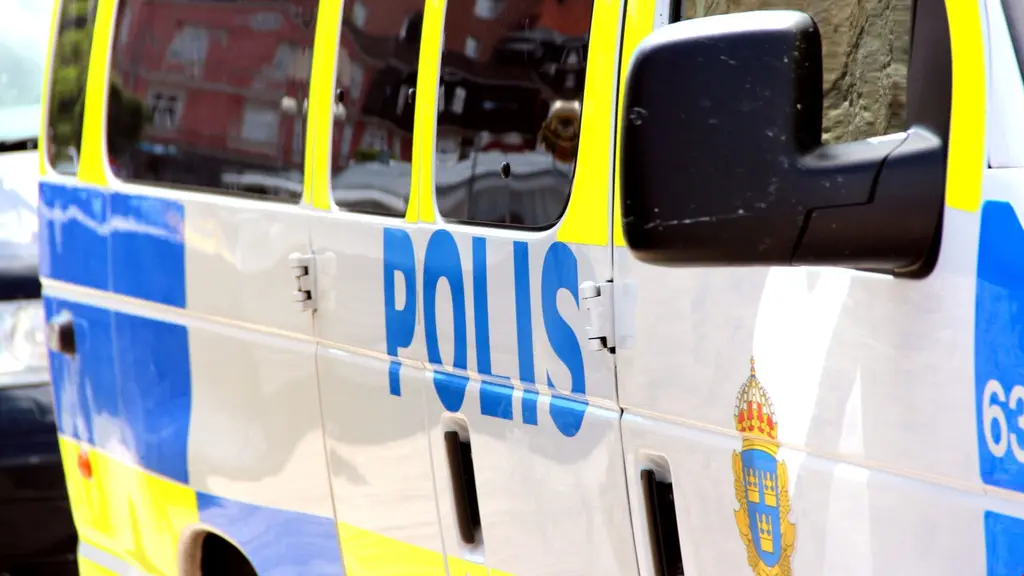 En polisbil sedd från sidan. 