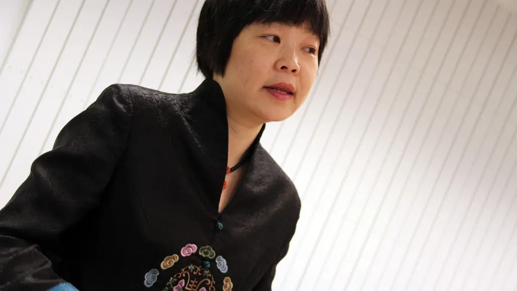 En porträttbild av Helena Huang som bor i Karlskrona - men är född och uppvuxen i Peking 