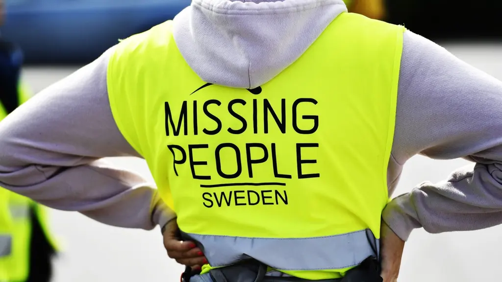 Person med gul väst med texten Missing people. 