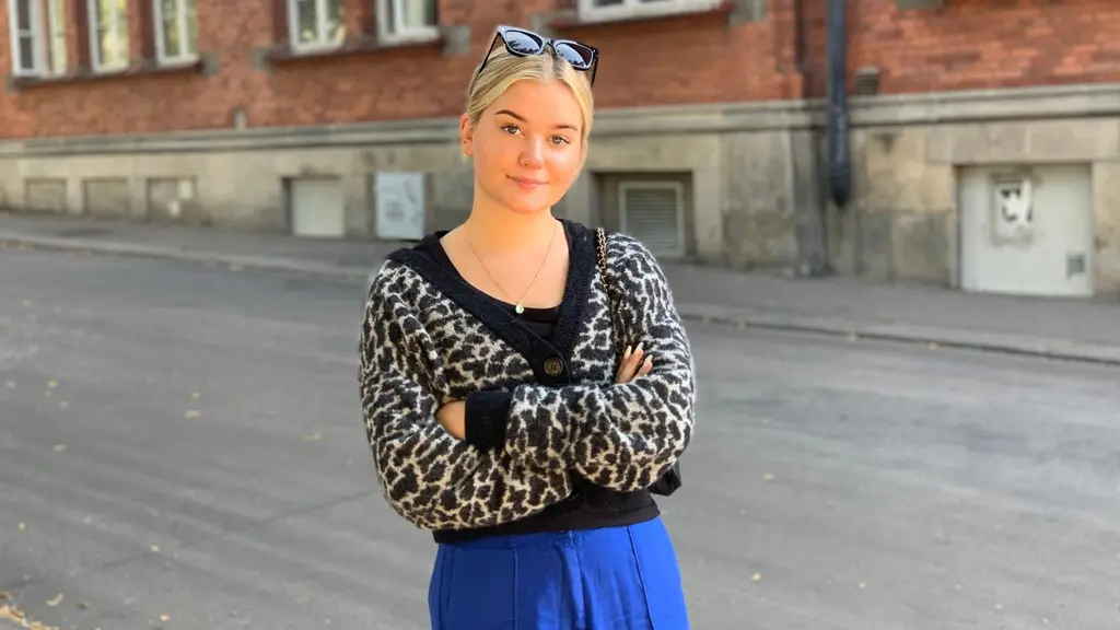 Lisa Jonsson, Misslisibell står på gatan med armarna i kors. 