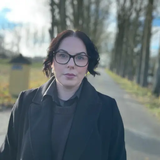 Karlshamns oppositionsråd Ida Lapell (S) står vid infarten till Elleholms hovgård.