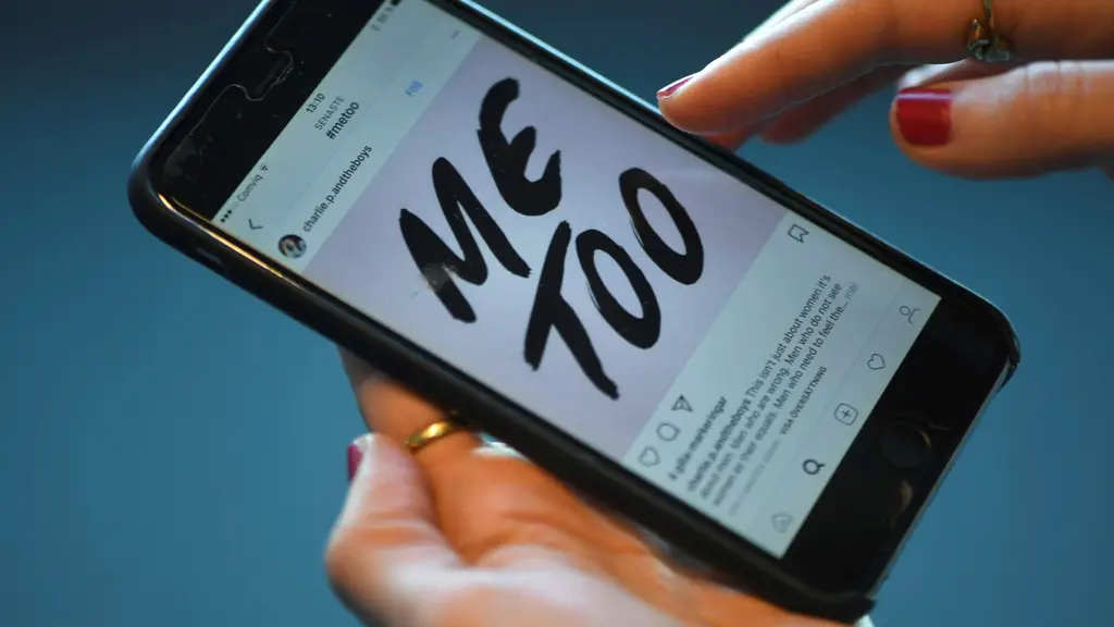 me too står det på en mobil