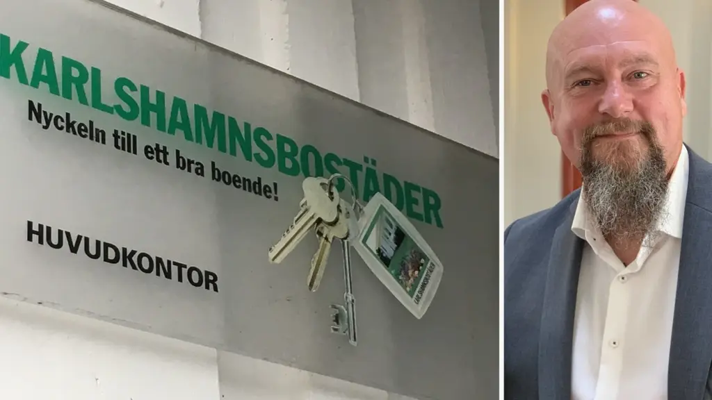 Skylt med texten 'Karlshamnsbostäder - Nyckeln till ett bra boende!' följt av ordet 'Huvudkontor', bredvid det moderata kommunalrådet Magnus Gärdebring i kostym med grått skägg.