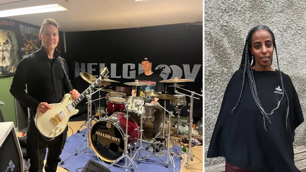 Två personer framför en bakgrund med texten 'Hellgrove'. Den ena spelar elgitarr och den andra sitter vid ett trumset. Till höger står Sara Högelius vid en vägg, klädd i svart och med flätat hår.