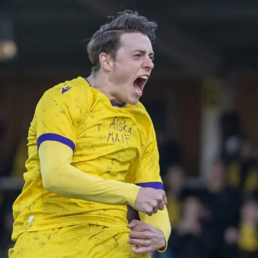 Elliot Stroud firar ett mål.