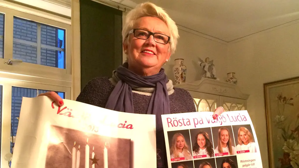 Violet Bergström är ordförande i Växjö Lucia. Håller upp foton på kandidater.