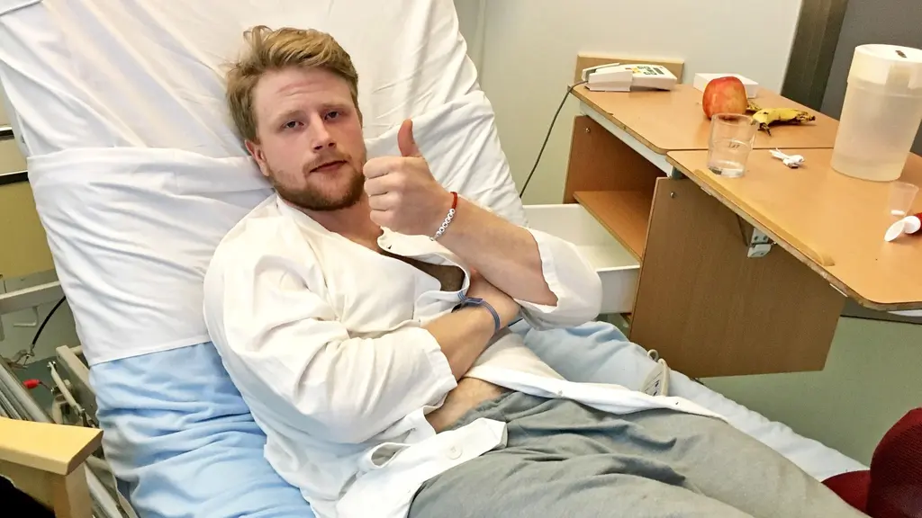 En man som ligger i en sjukhussäng.