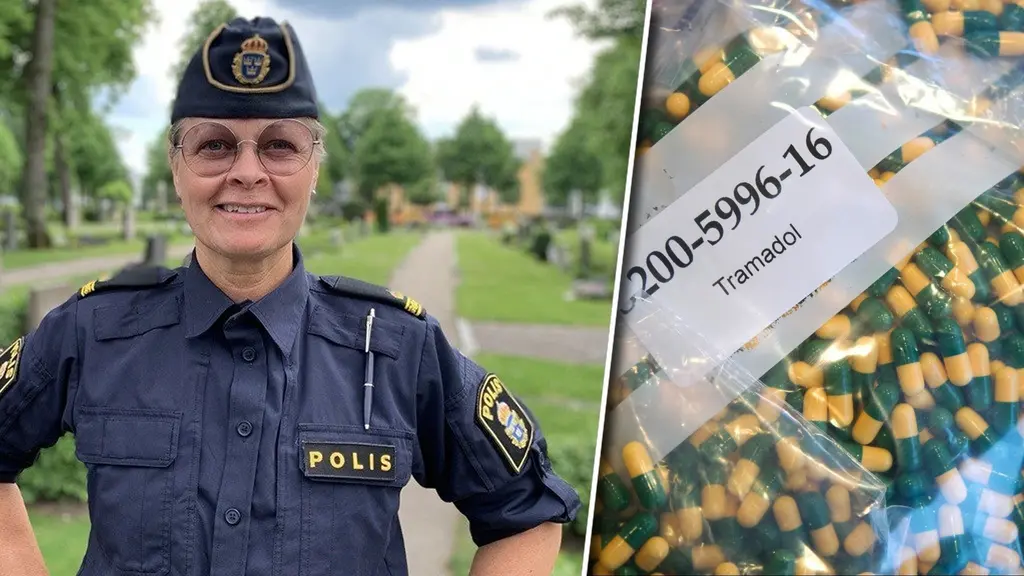 Kvinnlig polis i uniform på kyrkogård.