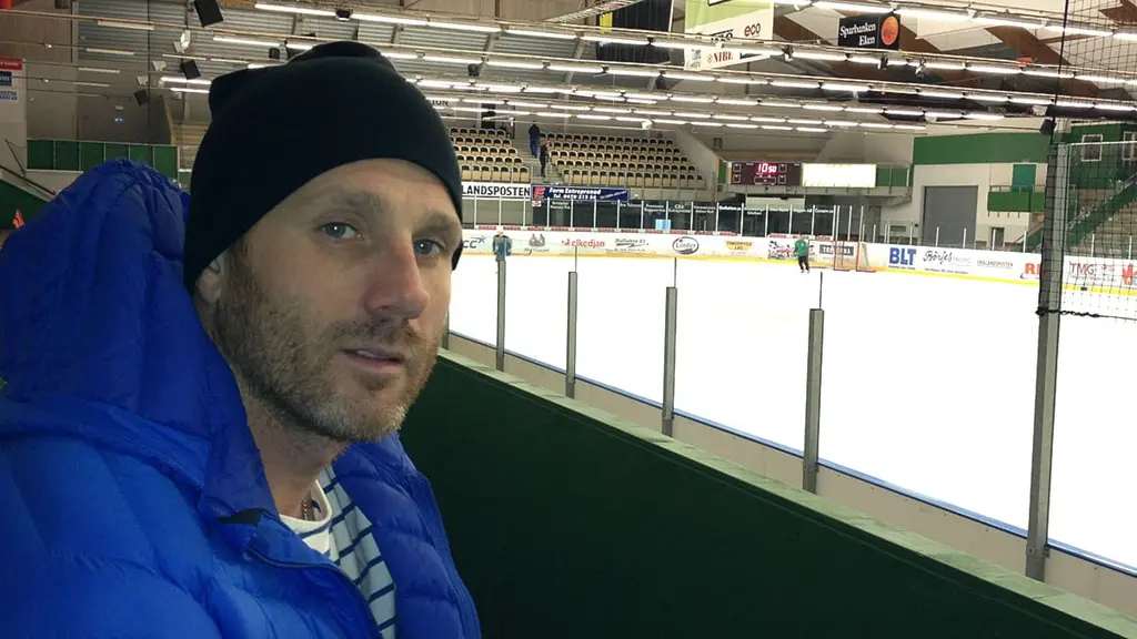 Conny Strömberg i blå jacka i ishall.