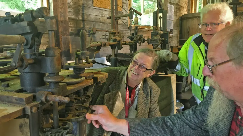 Kerstin Fröberg, föreningen Glas i Hovmantorp, sitter vid en maskin.