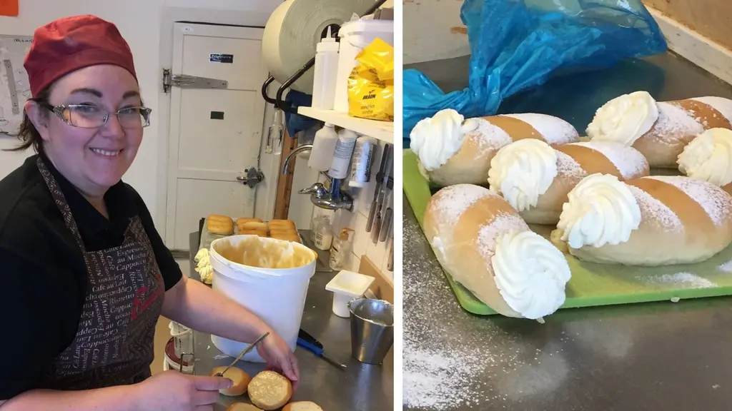 Till vänster ser man Marica Lundberg som gör en vanlig semla och till höger ser man cigarrsemlan som ser ut som en french hotdog med grädde i.