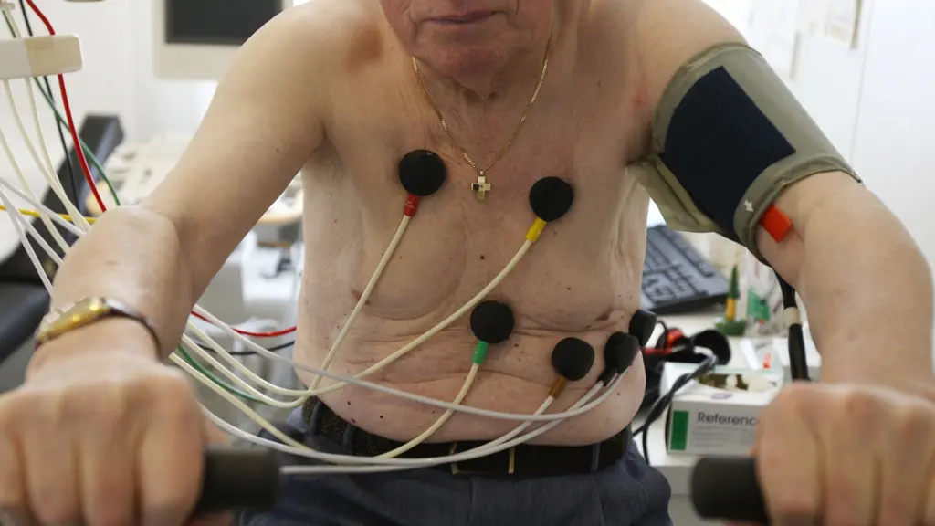 En äldre man som genomför ett EKG- test.