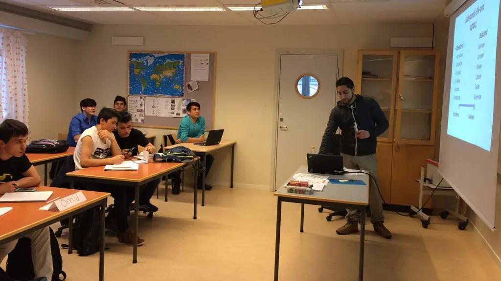 Elever och lärare i ett klassrum.