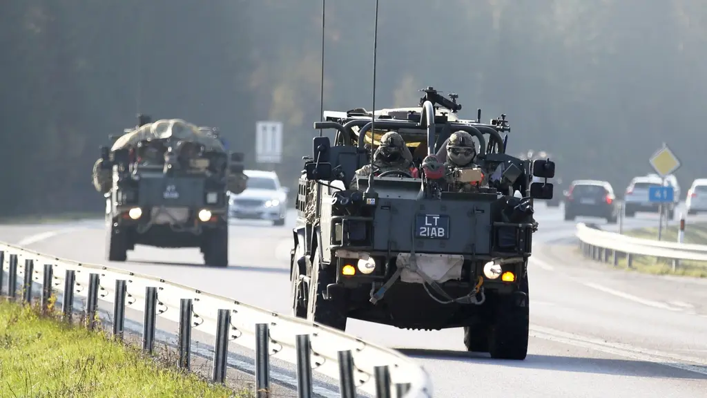 Militärfordon från länder i Nato kör på torsdagen genom västra Sverige på väg till en övning i Norge.