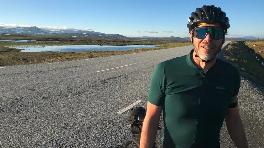 Florian Kynman på en väg uppe på fjället. 