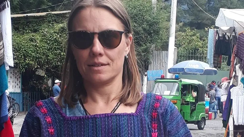 Kristina Jannerbo på en gata i byn där hon jobbar i Guatemala. Foto: Alberto Gomez