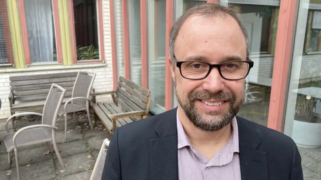 Tommy Svensson tillförordnad regiondirektör i Västerbotten står utomhus och ser glad ut