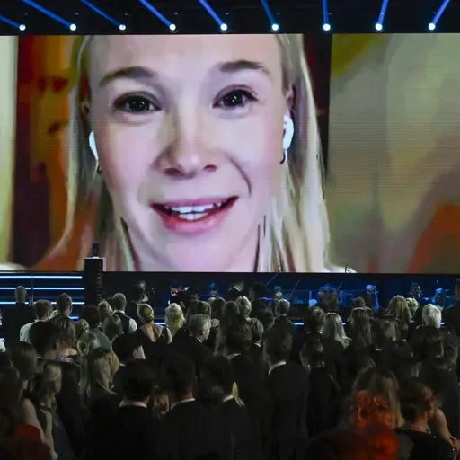 En stor scen på Idrottsgalan i Stockholm med publiken i förgrunden. På skärmen visas skidåkaren Jonna Sundling fick två priser via länk. Ljuseffekter lyser upp scenen.