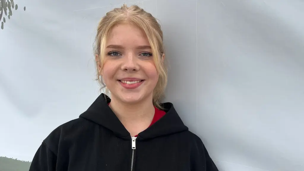 Judith Valberg jobbar som jordgubbsförsäljare i Umeå