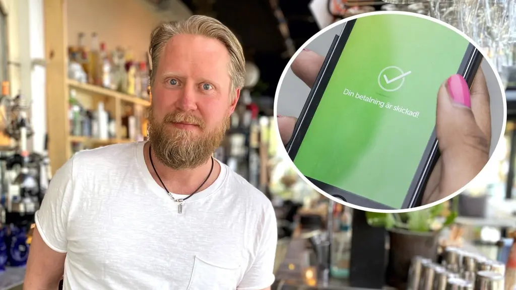 Restaurangdelägaren Jonas Hamlund står mellan bardiskerna på restaurang Bloco i Sundsvall, med blurrad bakgrund. I taket hänger vinglas.