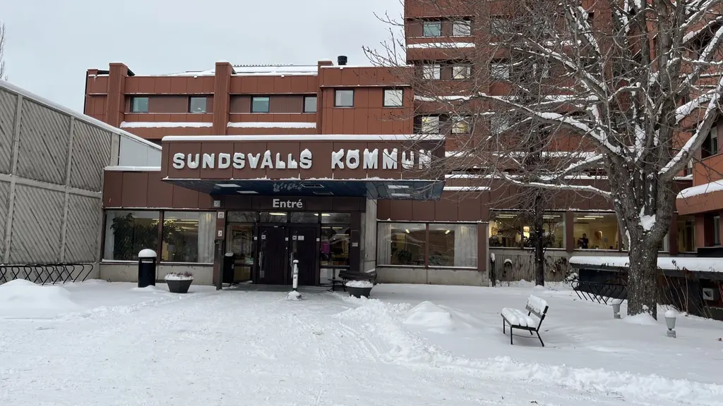 En brun byggnad med skylten Sundsvalls kommun på. Det är snö.