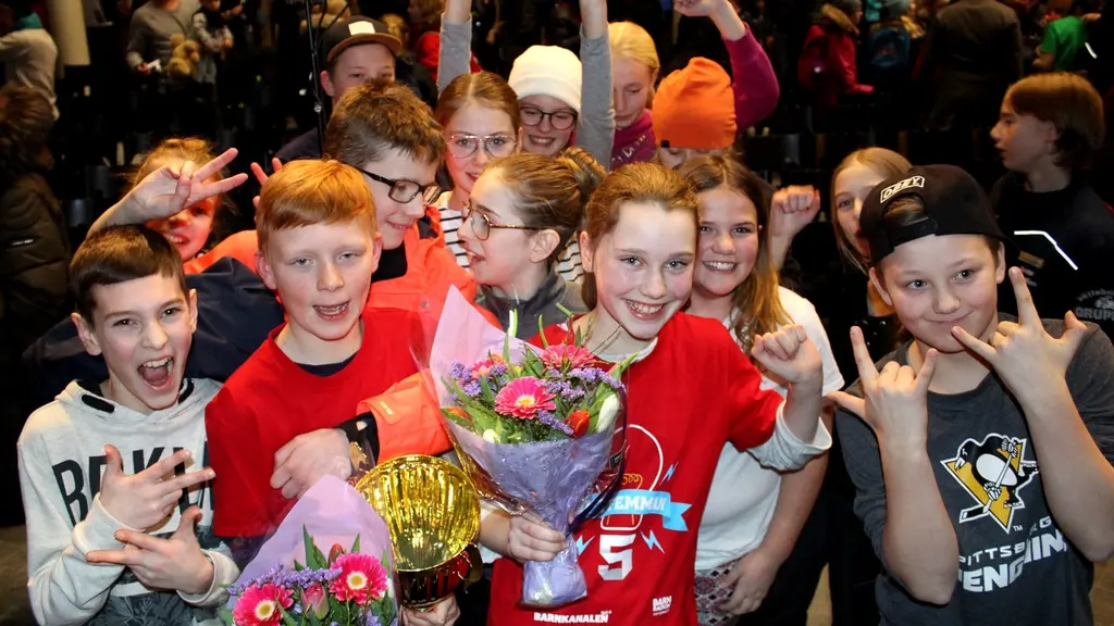 Klassen och laget jublar med pokal och blommor i famnen. Foto: Per-Erik Karlsson/Sveriges Radio