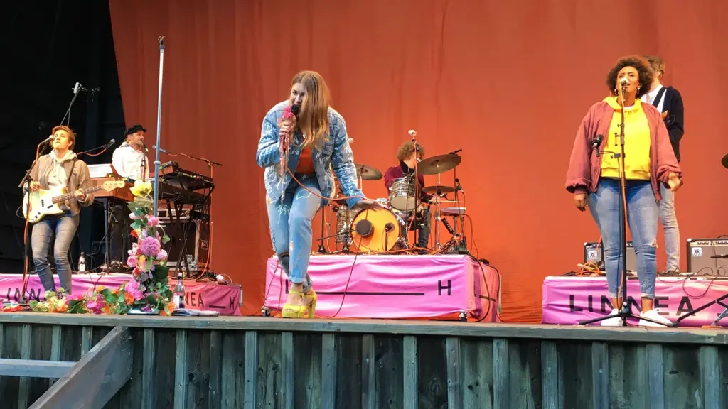 Linnea Henriksson med band under Skulefestivalen 2017. 