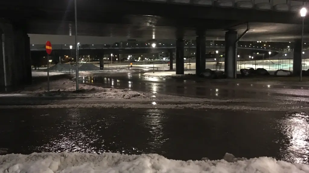 Vattensamling i rondellen vid Sundsvallsbrons norra fäste