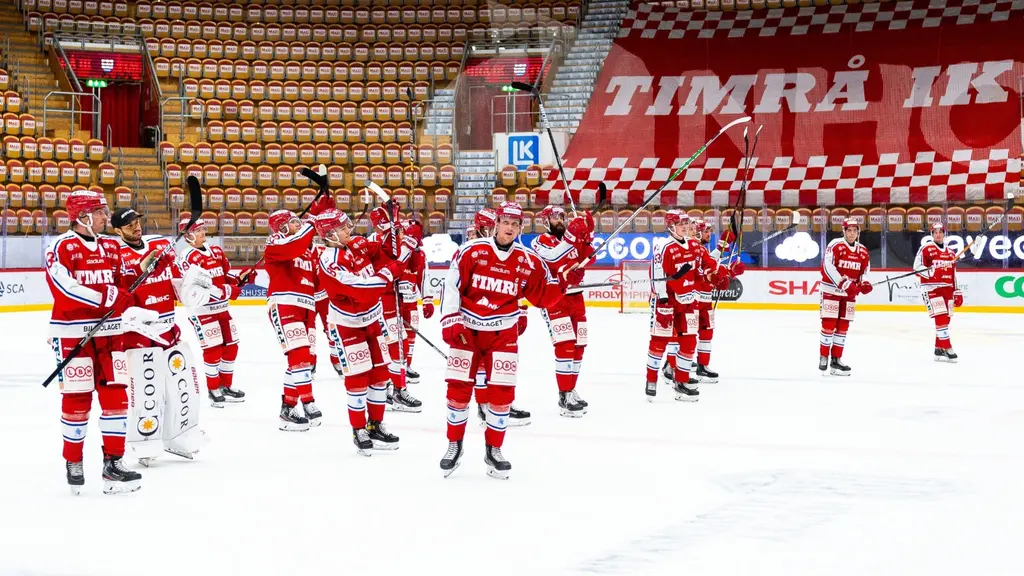 Timrå jublar efter ishockeymatchen i Hockeyallsvenskan mellan Timrå och Västerås.