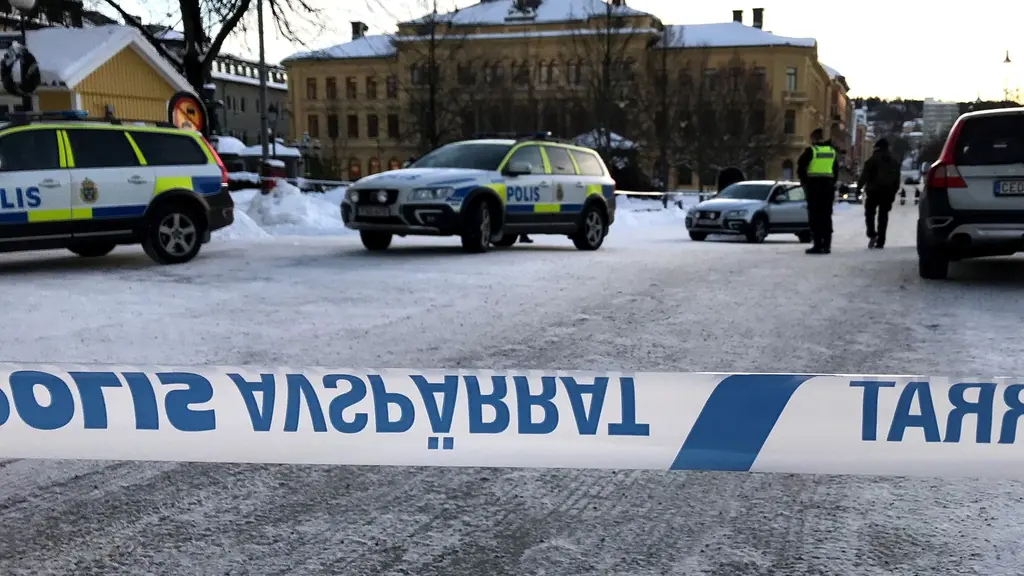 En rad polisbilar innanför avspärrningen kring Swedbanks kontor i centrala Sundsvall. Foto: Fredrik Birging/Sveriges Radio