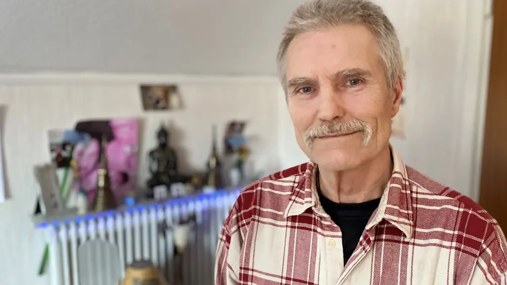 Porträttbild på Klas Aspegren, en 65årig man i rutig skjorta med grått hår och grå mustasch.. Foto Ulla Öhman 