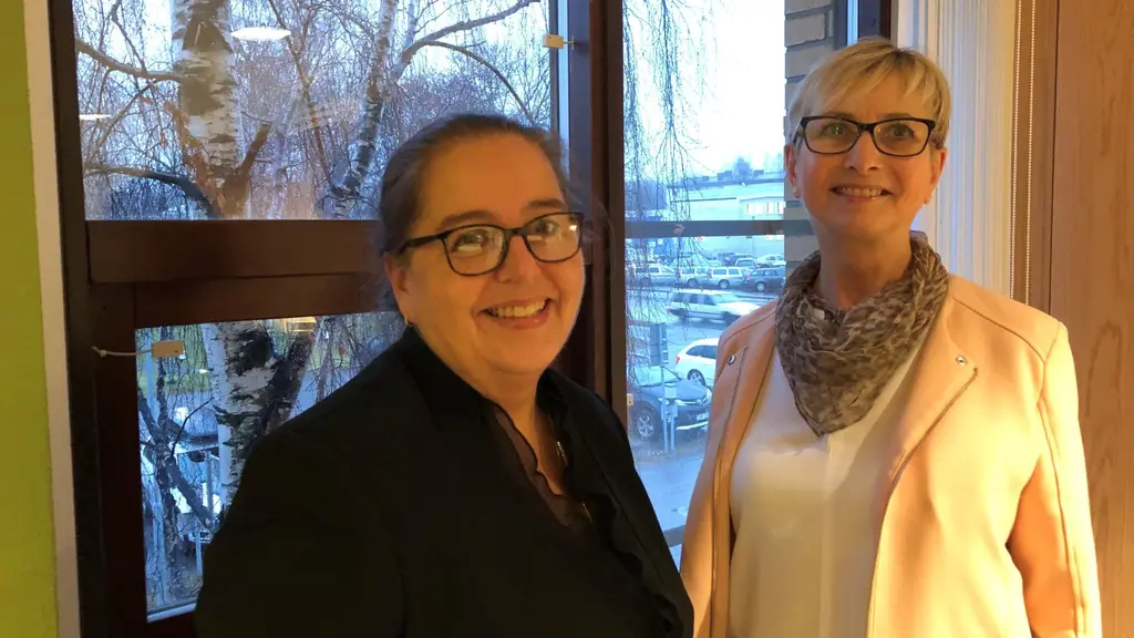 Rikskronofogde Christina Gellerbrant Hagberg och Gudrun Nystedt, sektionschef på Kronofogden i Sundsvall