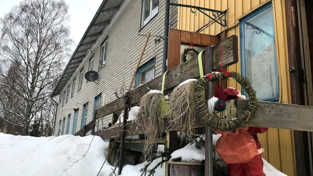 Ytterdörrarna står öppna för att vädra ut röken efter branden i ett flerfamiljshus i Svartvik. Foto: TullaMaja Fogelberg/Sveriges Radio